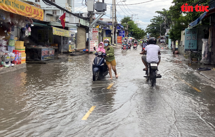 TP Hồ Chí Minh: Triều cường dâng cao, nhiều tuyến đường ngập nặng