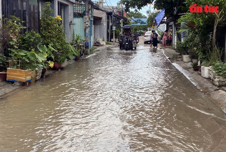TP Hồ Chí Minh: Triều cường dâng cao, nhiều tuyến đường ngập nặng