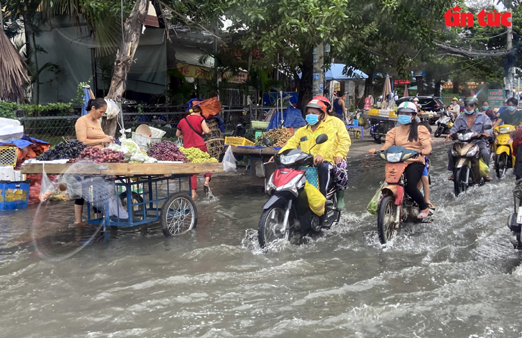 TP Hồ Chí Minh: Triều cường dâng cao, nhiều tuyến đường ngập nặng