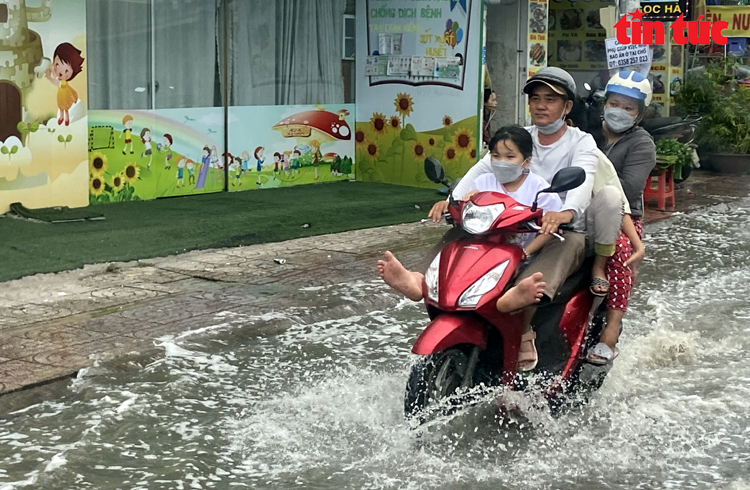 TP Hồ Chí Minh: Triều cường dâng cao, nhiều tuyến đường ngập nặng