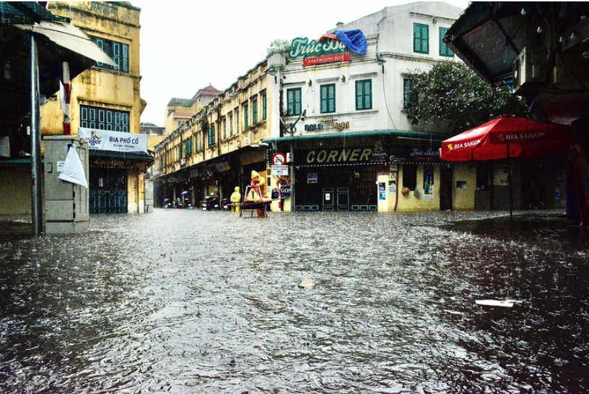 Hà Nội: Phố cổ ngập sâu, cây đổ đè taxi, ô tô 