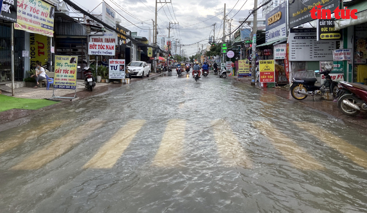 TP Hồ Chí Minh: Triều cường dâng cao, nhiều tuyến đường ngập nặng