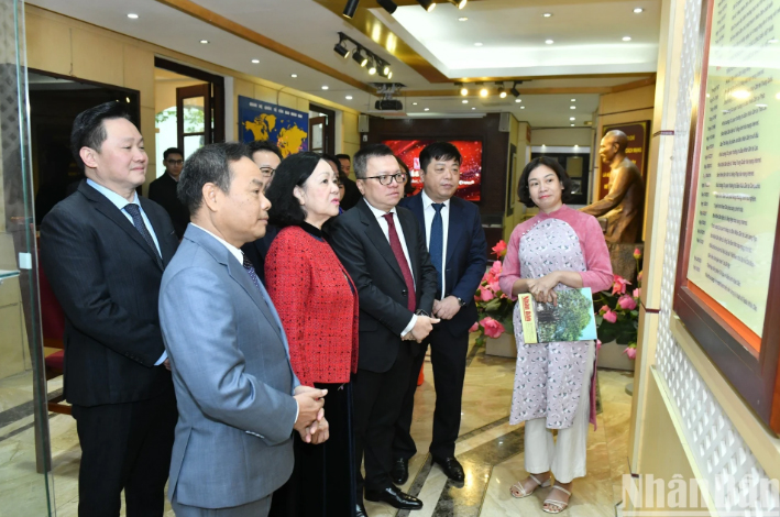 Kỷ niệm 35 năm Ngày Báo Nhân Dân cuối tuần ra số đầu