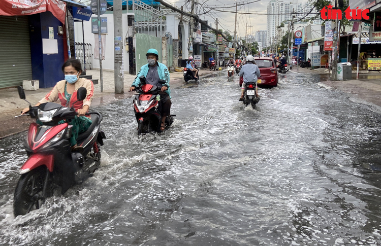 TP Hồ Chí Minh: Triều cường dâng cao, nhiều tuyến đường ngập nặng