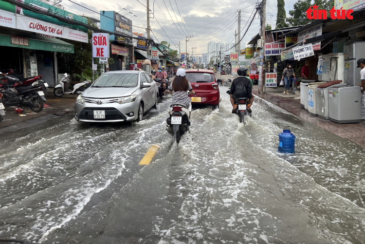 TP Hồ Chí Minh: Triều cường dâng cao, nhiều tuyến đường ngập nặng