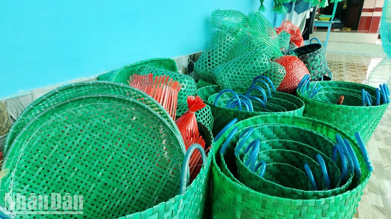 Lão nông ở Kiên Giang tái chế rác nhựa thành vật dụng hữu ích