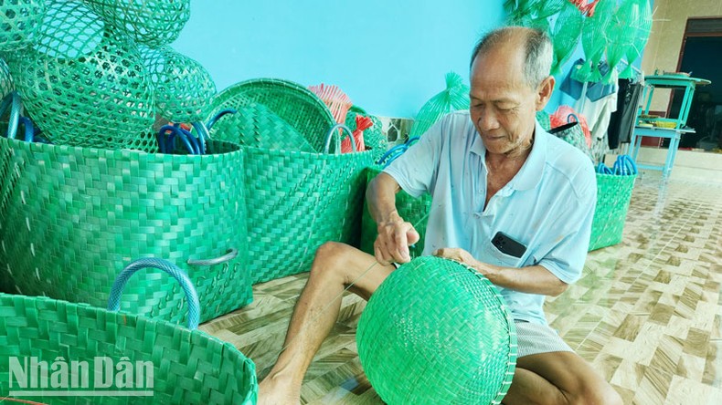 Lão nông ở Kiên Giang tái chế rác nhựa thành vật dụng hữu ích