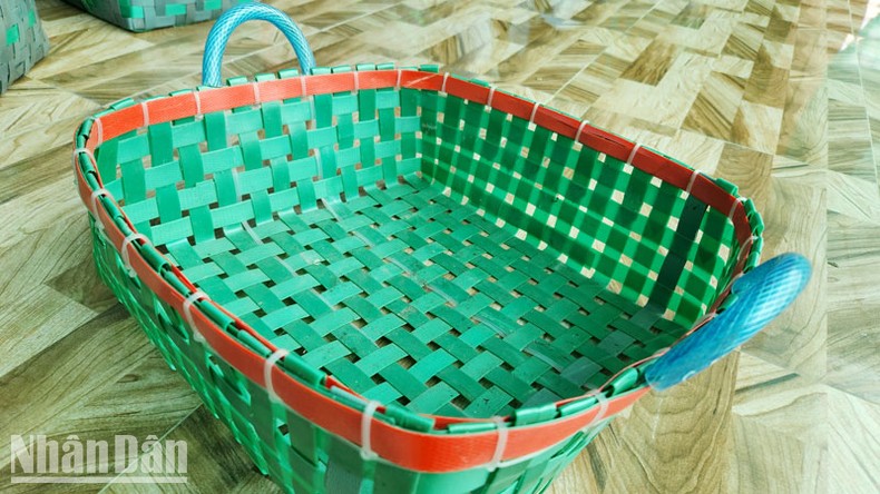 Lão nông ở Kiên Giang tái chế rác nhựa thành vật dụng hữu ích