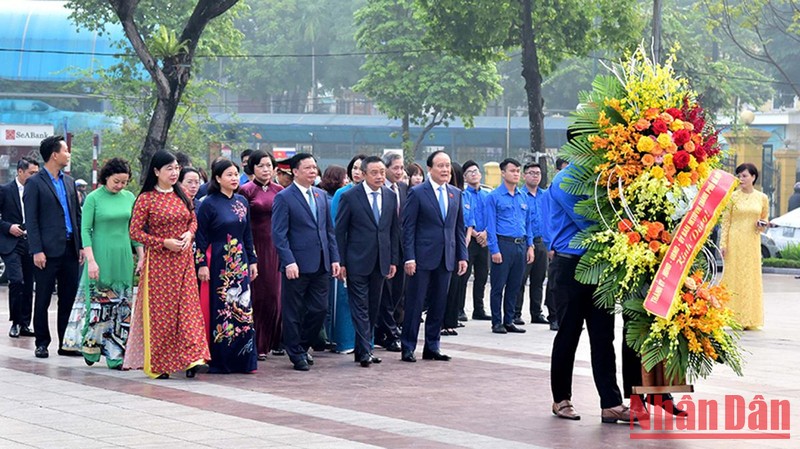 Lãnh đạo thành phố Hà Nội đặt hoa tưởng niệm V. I. Lênin