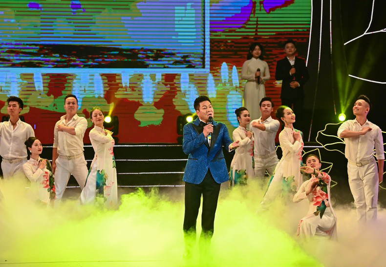 Chủ tịch Quốc hội Vương Đình Huệ dự Chương trình nghệ thuật “Vinh quang Tổ quốc Việt Nam”