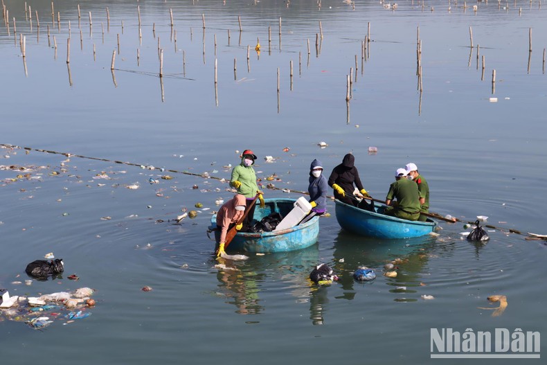Ra quân thu gom rác thải ở Sa Huỳnh
