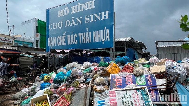 Bến Tre: Rác thải dồn ứ do người dân lập chốt chặn xe