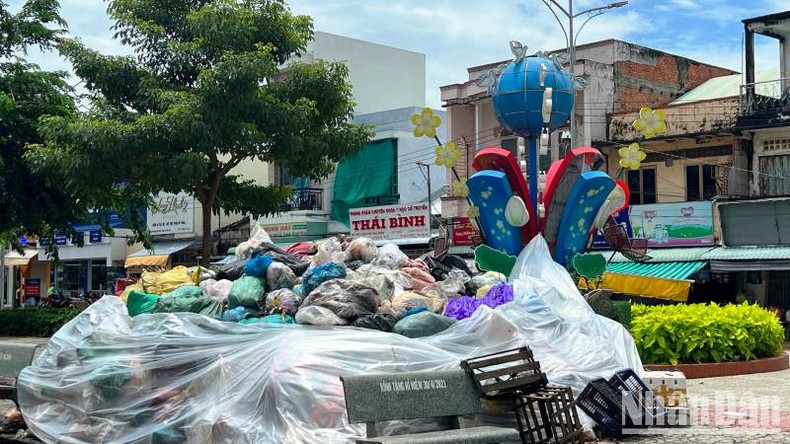 Bến Tre: Rác thải dồn ứ do người dân lập chốt chặn xe