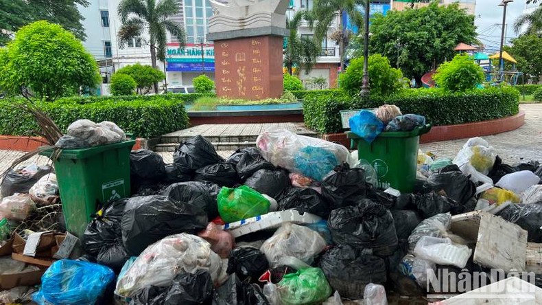 Bến Tre: Rác thải dồn ứ do người dân lập chốt chặn xe