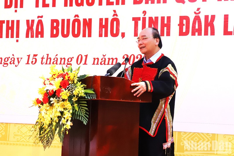 Chủ tịch nước thăm, tặng quà hộ nghèo, học sinh dân tộc nội trú tỉnh Đắk Lắk