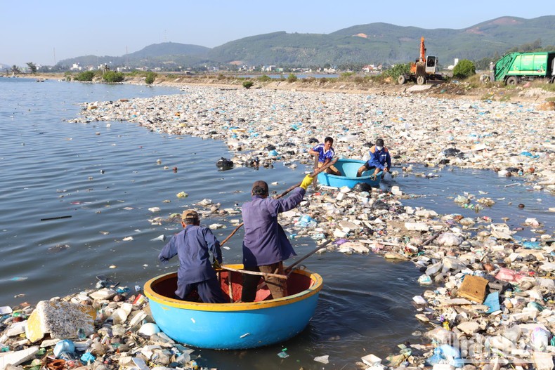 Ra quân thu gom rác thải ở Sa Huỳnh