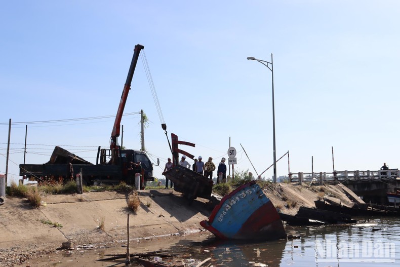 Ra quân thu gom rác thải ở Sa Huỳnh