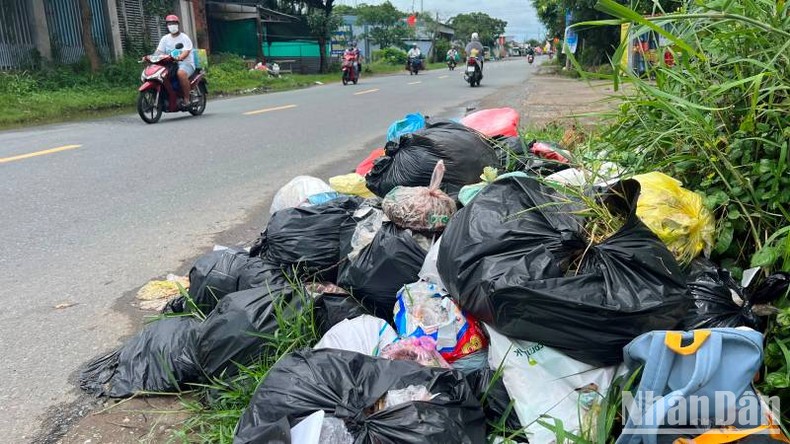 Bến Tre: Rác thải dồn ứ do người dân lập chốt chặn xe
