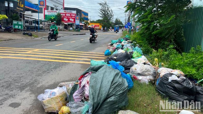 Bến Tre: Rác thải dồn ứ do người dân lập chốt chặn xe