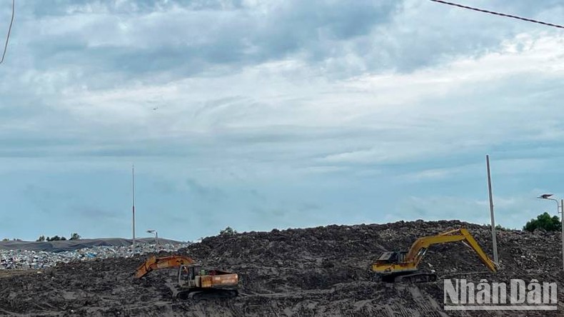 Bến Tre: Rác thải dồn ứ do người dân lập chốt chặn xe