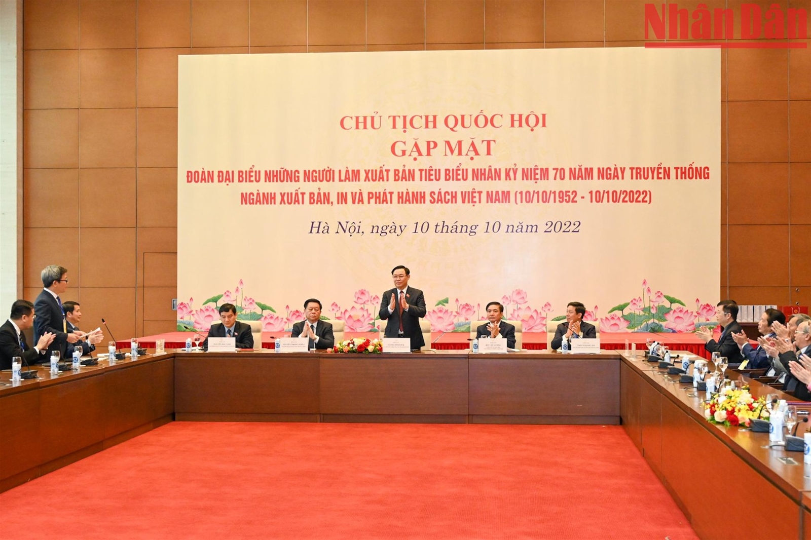 Chủ tịch Quốc hội Vương Đình Huệ gặp những người làm xuất bản tiêu biểu