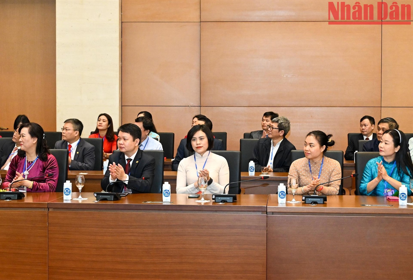 Chủ tịch Quốc hội Vương Đình Huệ gặp những người làm xuất bản tiêu biểu