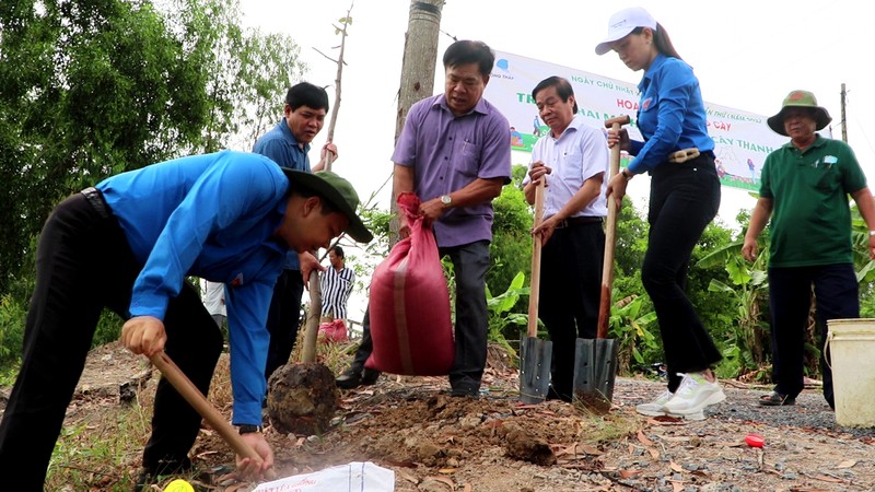Thanh niên tỉnh Đồng Tháp trồng 'Hàng cây thanh niên' nhân Ngày Chủ nhật xanh