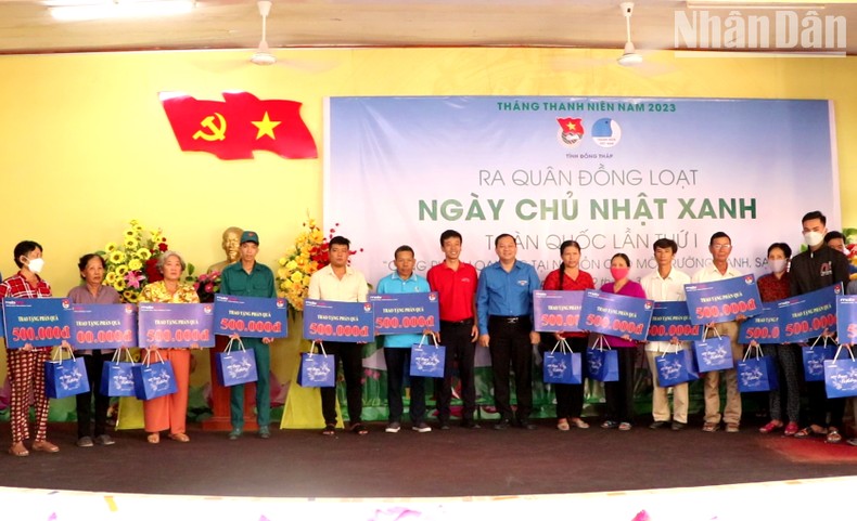 Thanh niên tỉnh Đồng Tháp trồng 'Hàng cây thanh niên' nhân Ngày Chủ nhật xanh