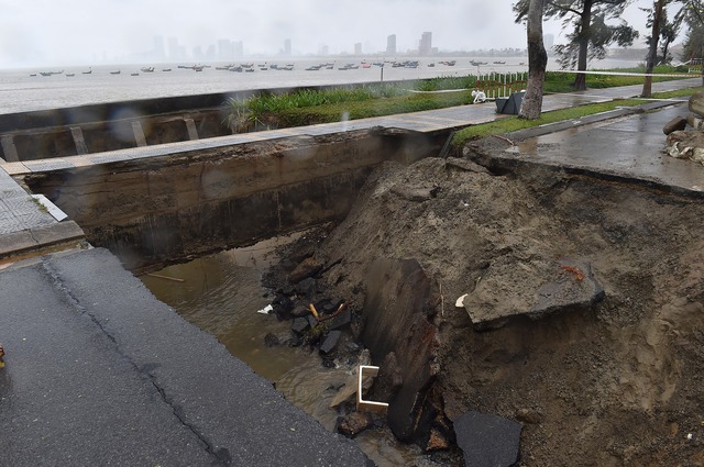 Chủ tịch nước kiểm tra công tác khắc phục thiệt hại do bão số 5 và mưa lũ lịch sử tại TP. Đà Nẵng