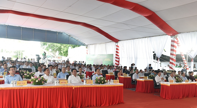 Thủ tướng: Phải 'vượt nắng thắng mưa, thực hiện 3 ca 4 kíp' triển khai đường Vành đai 4 - Vùng Thủ đô Hà Nội