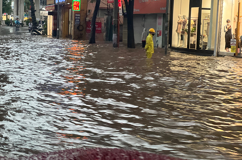 Hà Nội công bố đường dây nóng hỗ trợ người dân khi ngập úng