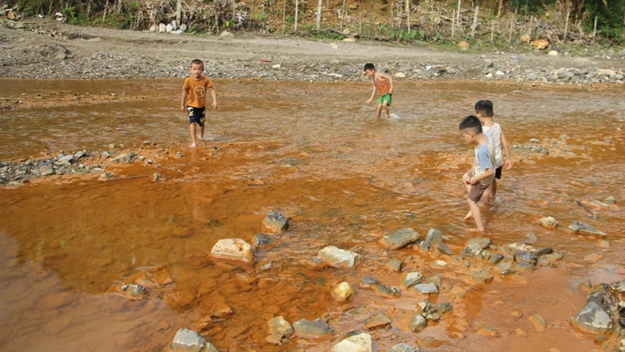 Nghệ An: Nhanh chóng xác định nguyên nhân khiến nước suối Nậm Huống chuyển màu vàng sẫm