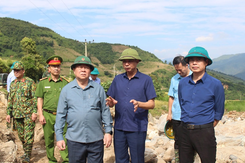 Trưởng ban Tuyên giáo Trung ương kiểm tra khắc phục mưa lũ tại xã Ngọc Chiến (Sơn La)