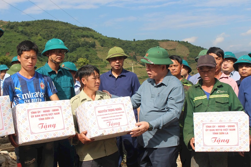 Trưởng ban Tuyên giáo Trung ương kiểm tra khắc phục mưa lũ tại xã Ngọc Chiến (Sơn La)
