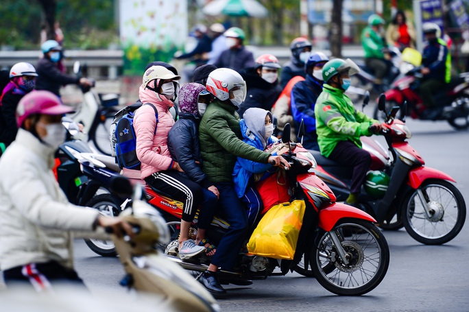 Người dân lỉnh kỉnh đồ đạc hối hả trở lại thủ đô