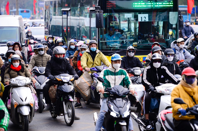 Người dân lỉnh kỉnh đồ đạc hối hả trở lại thủ đô