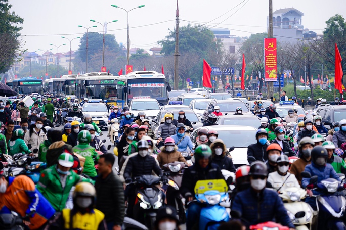 Người dân lỉnh kỉnh đồ đạc hối hả trở lại thủ đô