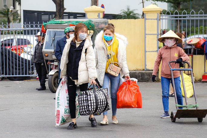 Người dân lỉnh kỉnh đồ đạc hối hả trở lại thủ đô