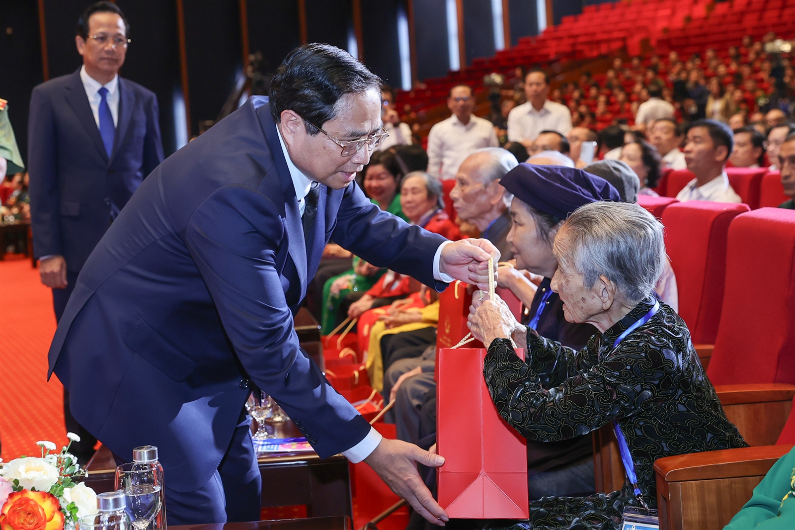 Thủ tướng: Đẩy mạnh công tác 'đền ơn đáp nghĩa' với trách nhiệm lớn lao và nghĩa tình sâu nặng