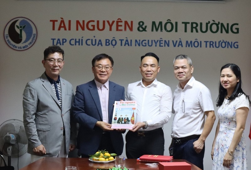 Nhật báo Gyeongnam Maeil Hàn Quốc trao đổi hợp tác với Tạp chí Tài nguyên và Môi trường