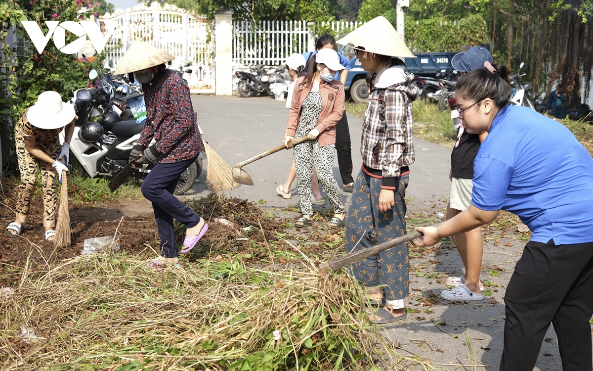 Những người trẻ thầm lặng dọn rác vì môi trường