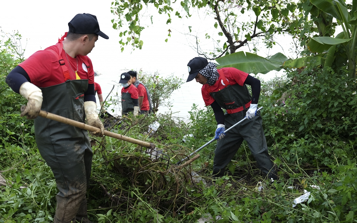 Những người trẻ thầm lặng dọn rác vì môi trường