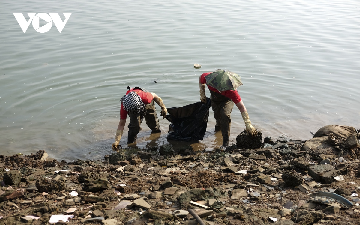 Những người trẻ thầm lặng dọn rác vì môi trường