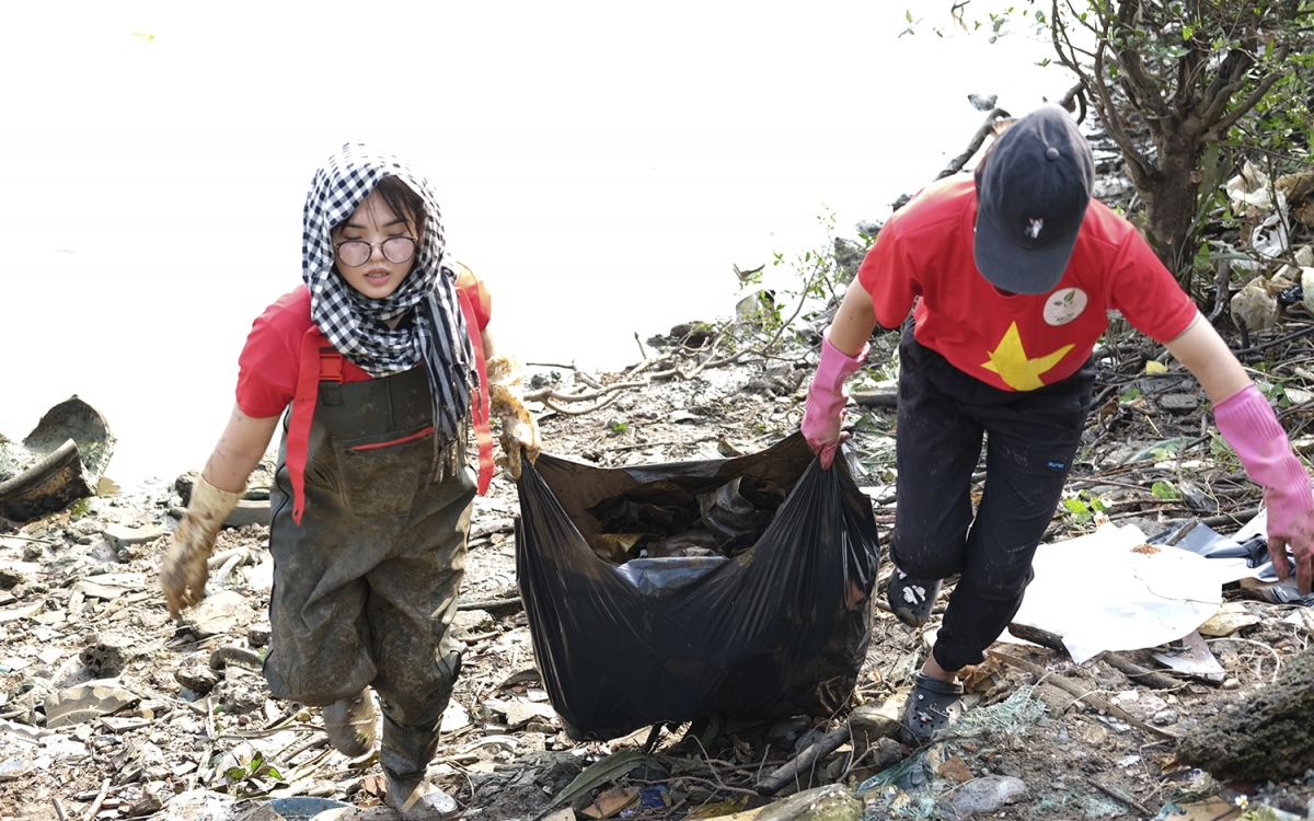 Những người trẻ thầm lặng dọn rác vì môi trường