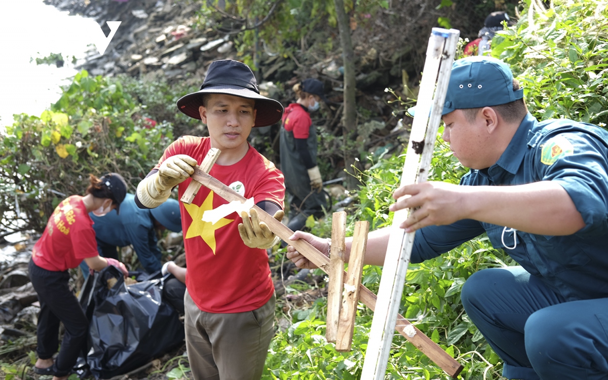 Những người trẻ thầm lặng dọn rác vì môi trường