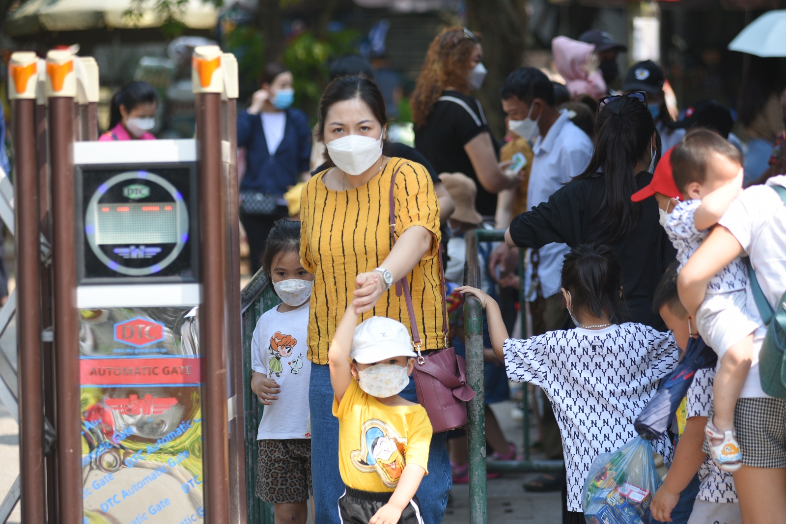Hàng nghìn người đến công viên Hà Nội trong ngày đầu kỳ nghỉ giỗ Tổ Hùng Vương
