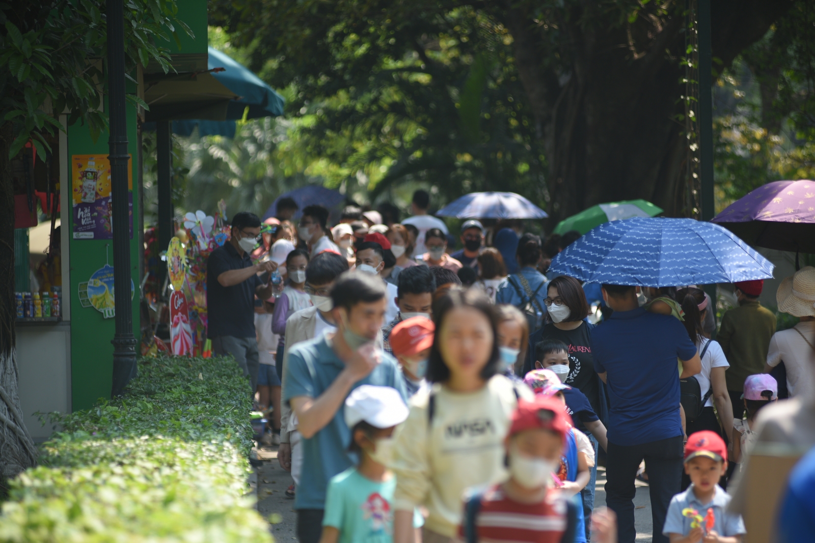 Hàng nghìn người đến công viên Hà Nội trong ngày đầu kỳ nghỉ giỗ Tổ Hùng Vương