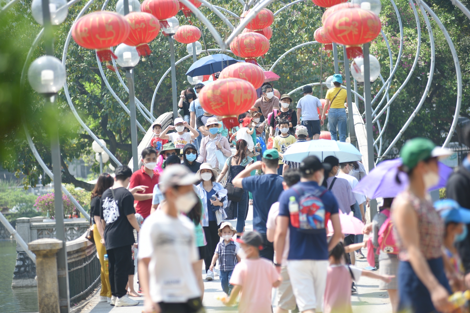 Hàng nghìn người đến công viên Hà Nội trong ngày đầu kỳ nghỉ giỗ Tổ Hùng Vương