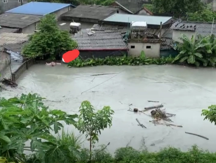 Lào Cai: Vỡ đập hồ chứa nước thải, dòng nước xám xịt, ô nhiễm tràn vào nhà dân