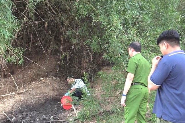 Tìm ra nguyên nhân khiến mặt nước Sông Bé trông như lớp bê tông đông cứng